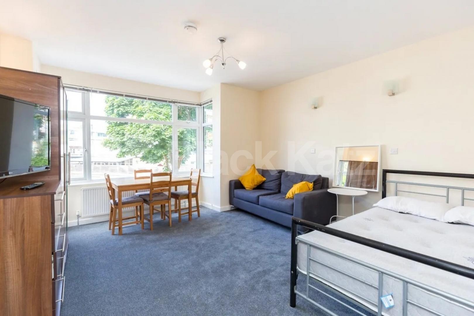 Close by to a tone of amenities and zone 2 underground station  Caledonian Road, Kings Cross
